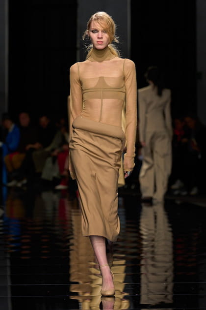 Jupe droite et top beige transparent &agrave; manches longues aper&ccedil;us sur le d&eacute;fil&eacute; Sportmax