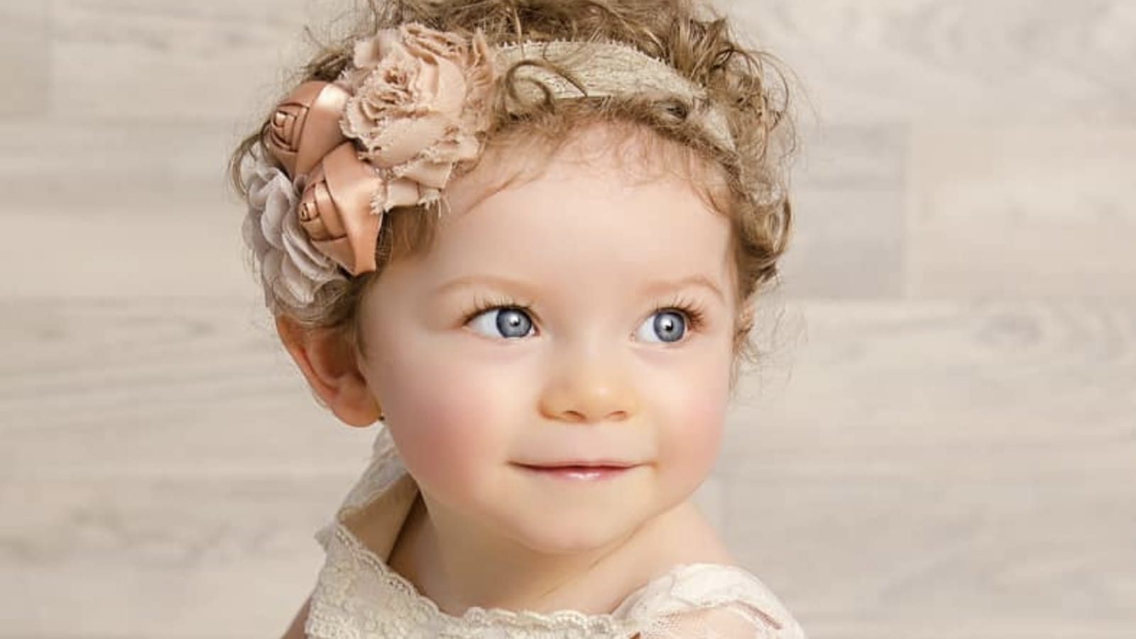 Fillette aux jolies bouclettes