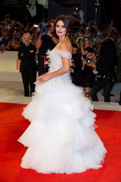 Penélope Cruz en robe maxi blanche en tulle et plumes Ralph & Russo