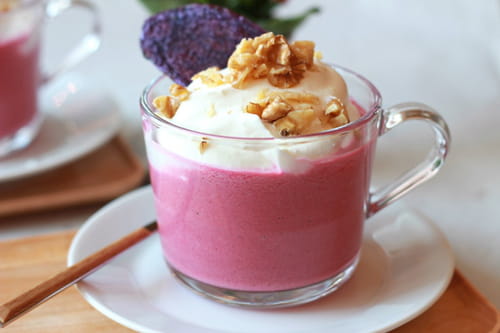Verrines de cappuccino de betteraves, crème fouettée à la feta et noix