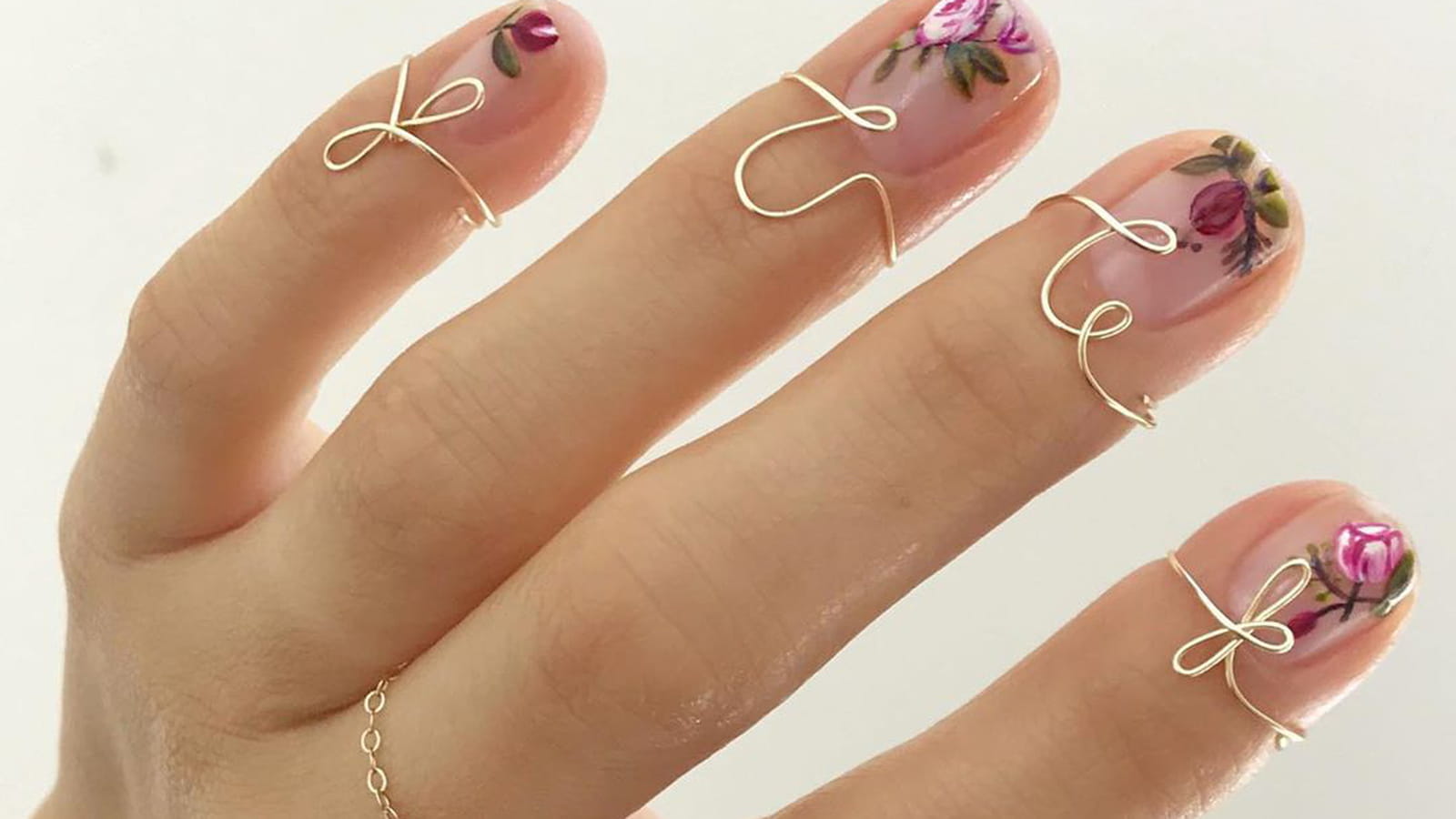 Une manucure florale