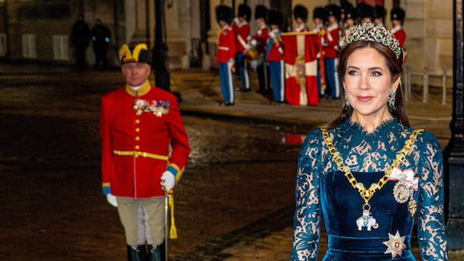 Charlene de Monaco renversante en robe fourreau bleue, Mary de Danemark superbe dans une tenue en velours...