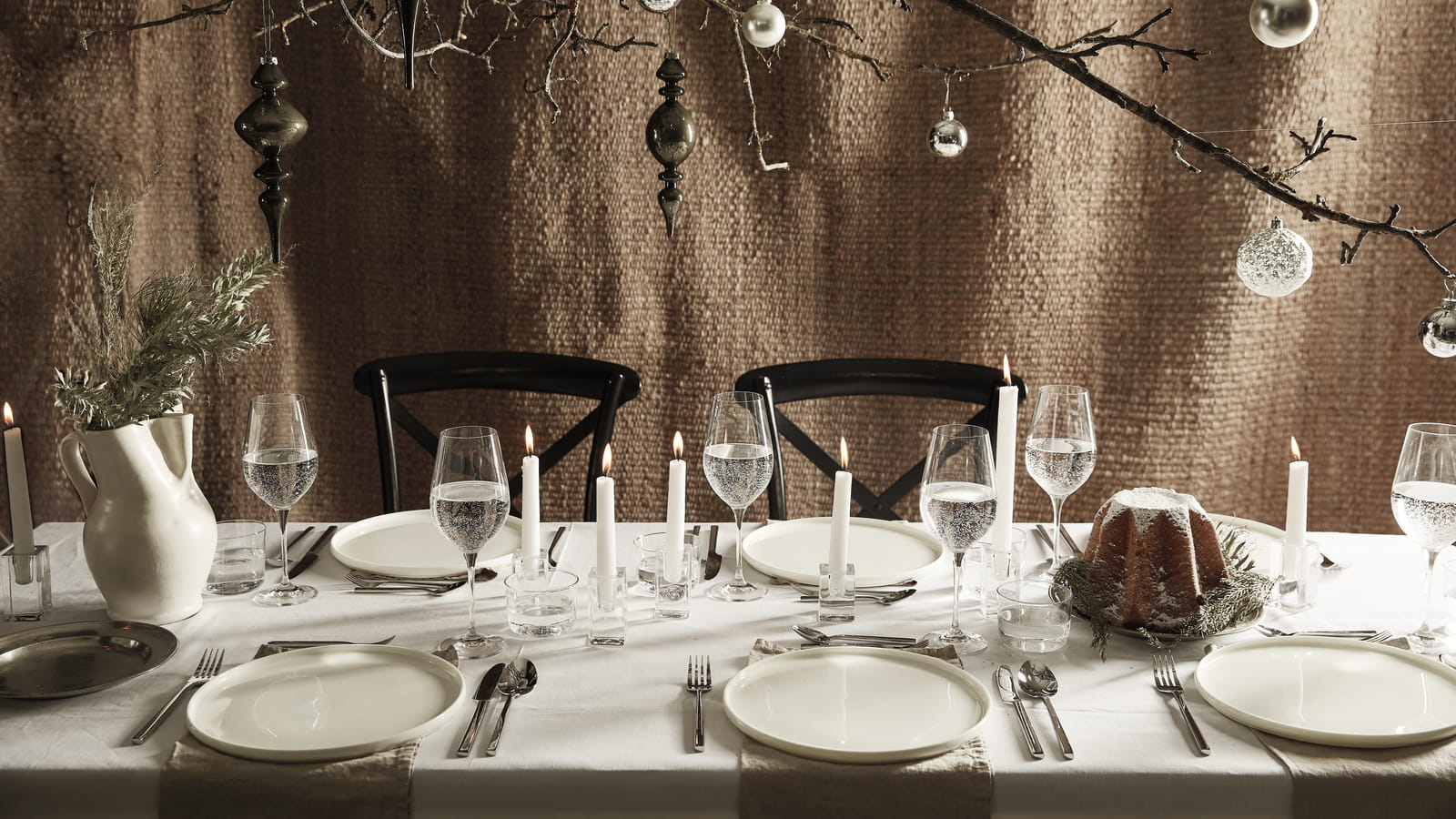 Table sobre et élégante