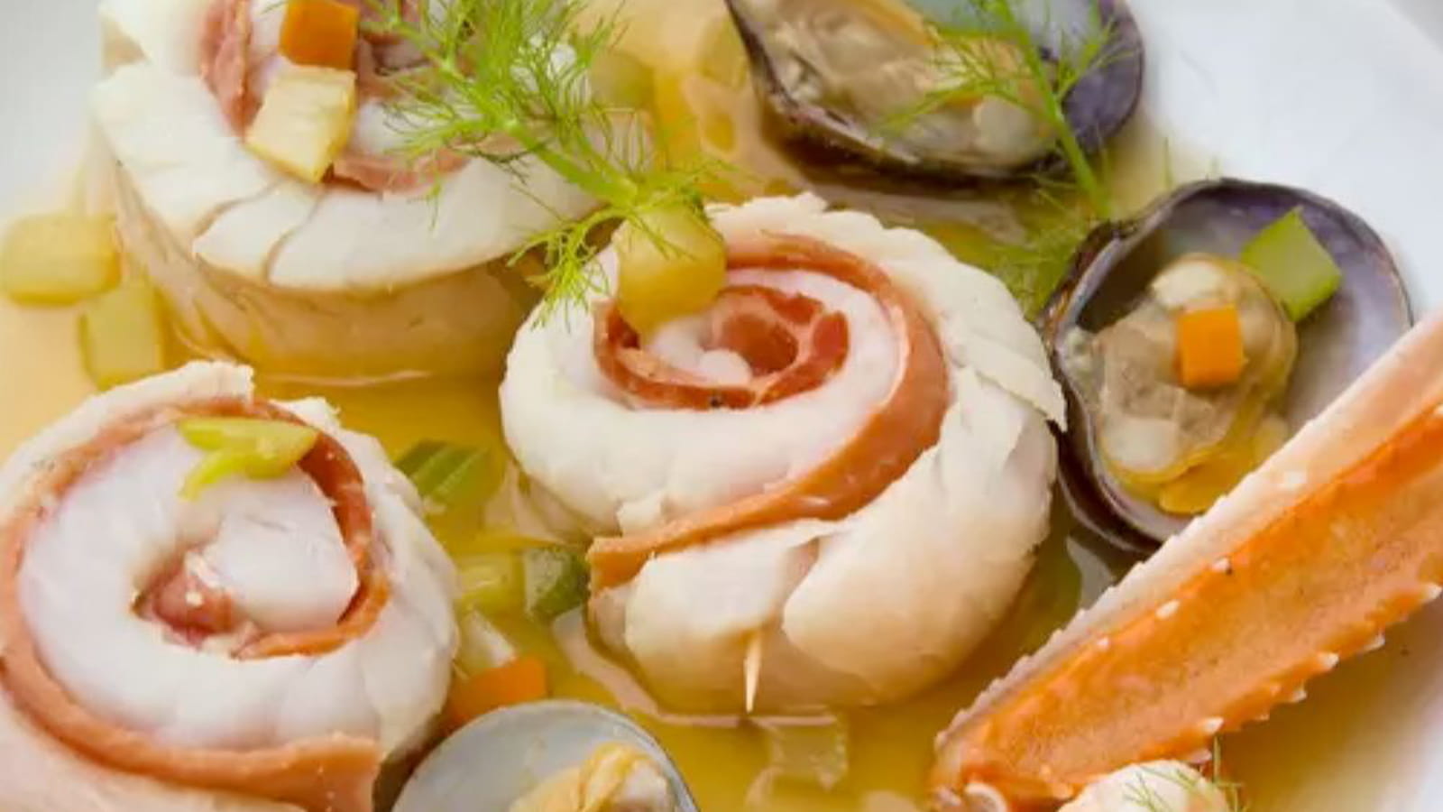 Médaillon de merlan au bouillon de crustacés