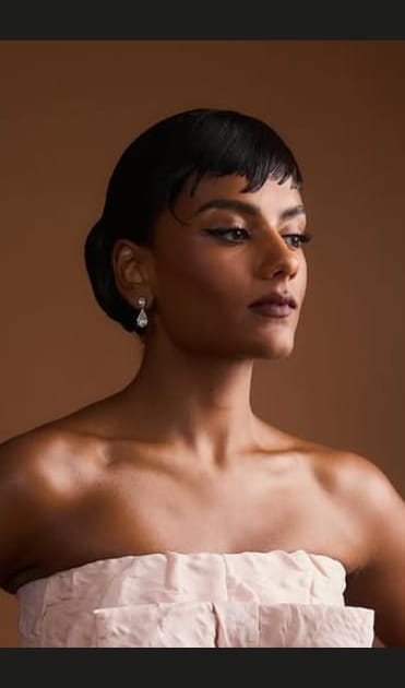 Simone Ashley se prend pour Audrey Hepburn