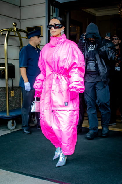 Kim Kardashian en veste rose XXL