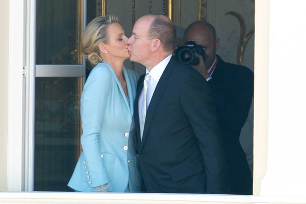 Charlene et Albert de Monaco&nbsp;: baiser fougueux sur le balcon apr&egrave;s le mariage civil