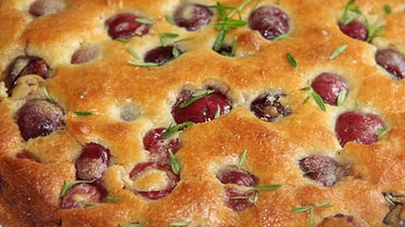 Gâteau au yaourt, cerises et sarriette