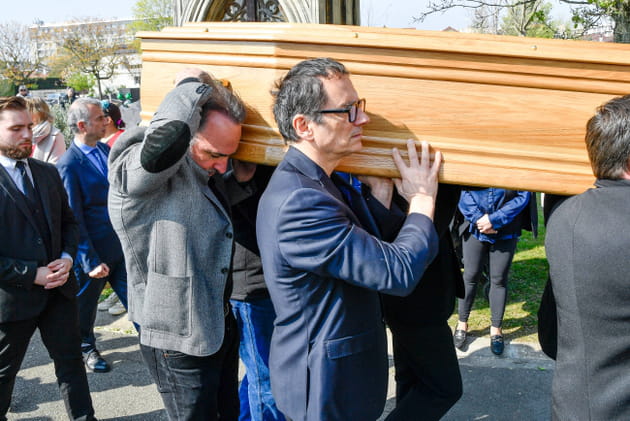 Jean Dujardin porte le cercueil de Bruno Salomone aux obs&egrave;ques