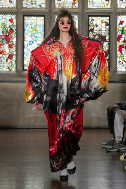 Robe imprim&eacute;e et top &agrave; &eacute;paules XXL&nbsp;aper&ccedil;us sur le d&eacute;fil&eacute; Edward Crutchley