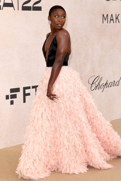 Cynthia Erivo en top noir décolleté et jupe rose à plumes
