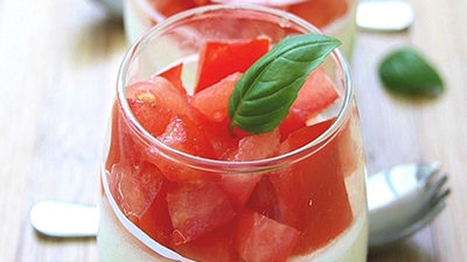 Verrines italiennes au pesto, mousse de mozzarella et tomates