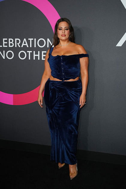 Ashley Graham en ensemble de velours marine