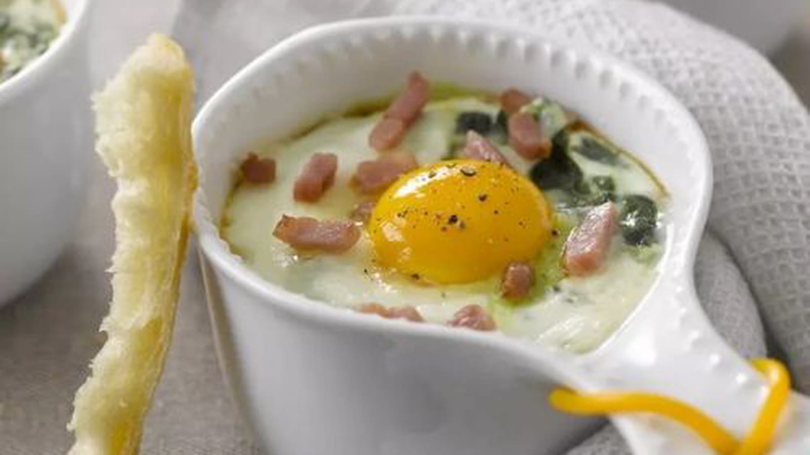 L'œuf cocotte aux épinards et aux lardons