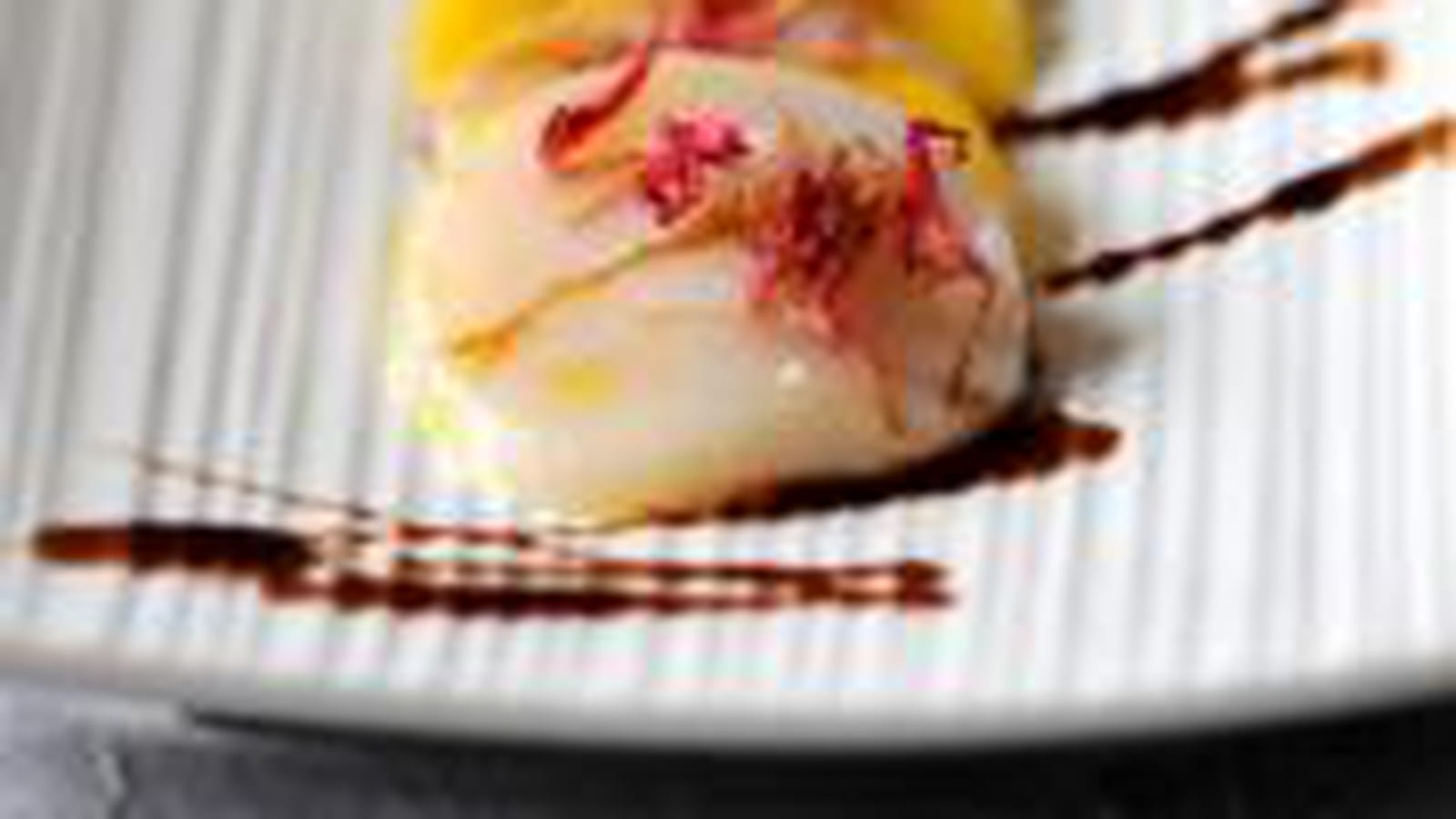 Carpaccio de Saint-Jacques à la mangue, caramel de vinaigre balsamique