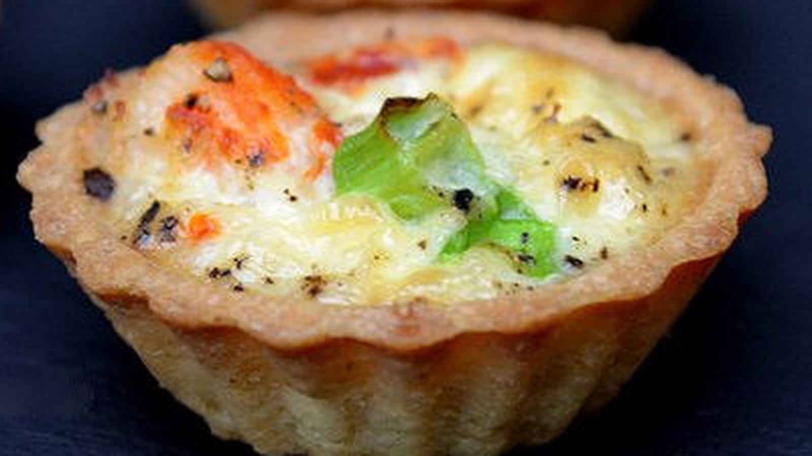Mini quiches au crabe, fanes d'oignons nouveaux et curry