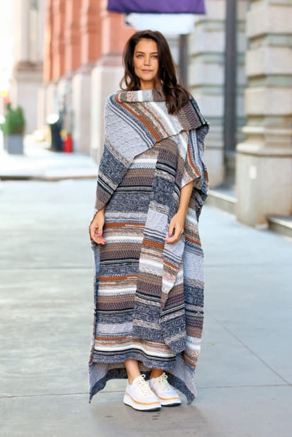 Katie Holmes en poncho ray&eacute; Chlo&eacute;