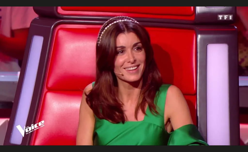 Jenifer avec un serre-t&ecirc;te &agrave; perles et cristaux