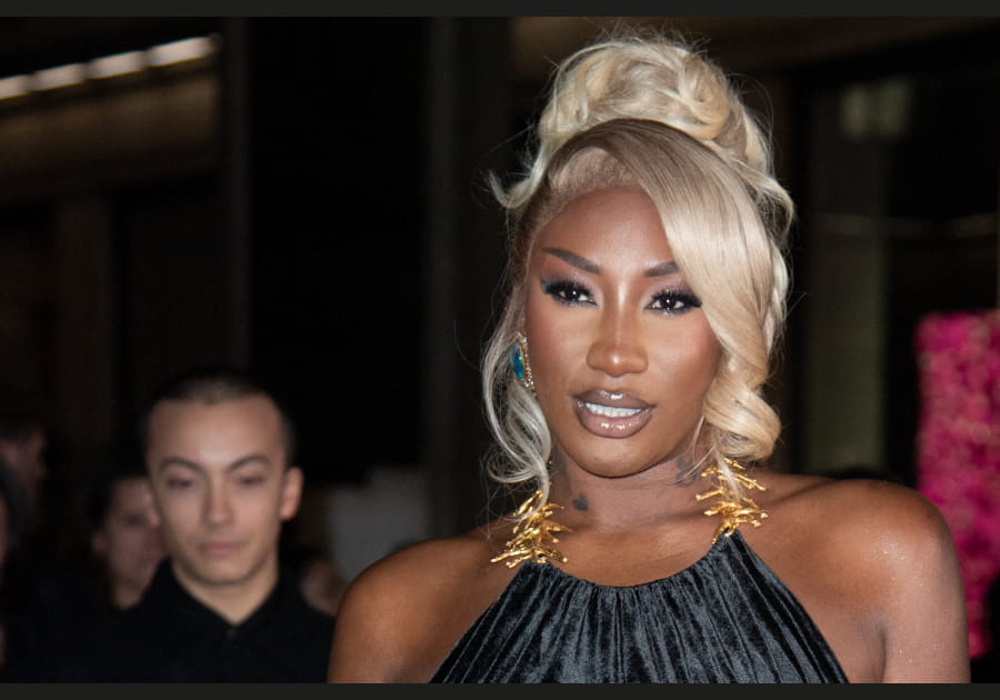 Aya Nakamura, &eacute;blouissante avec son chignon flou