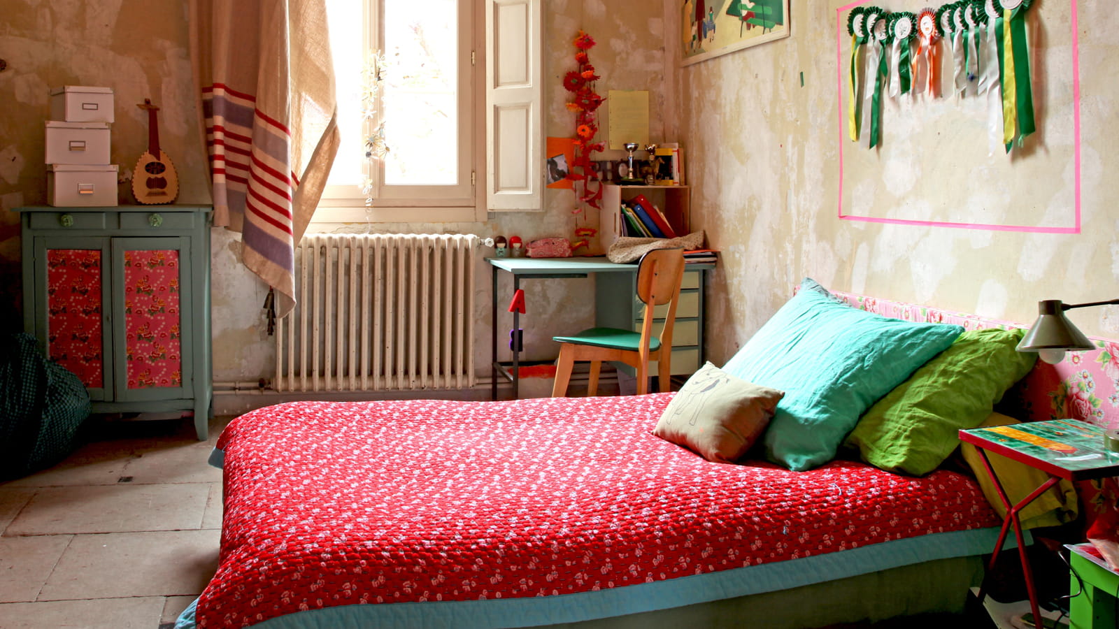 Chambre de fille rouge