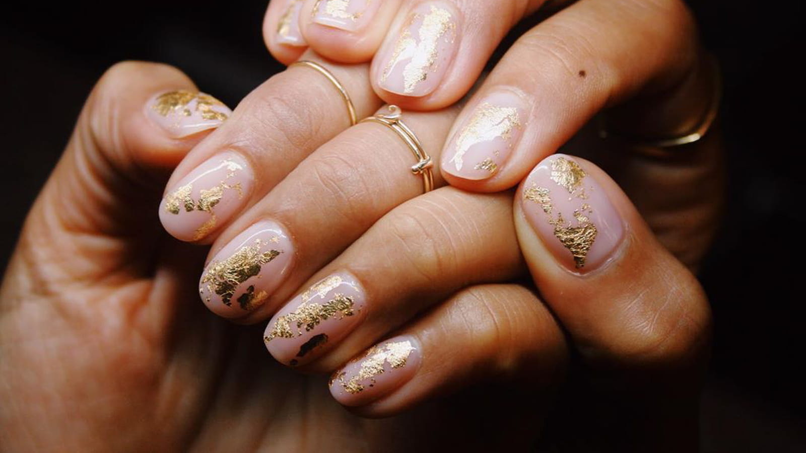 Nude avec des feuilles d'or