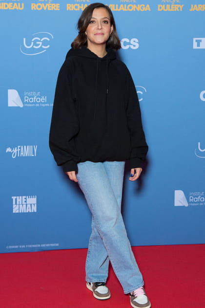 Camille Lellouche en jean et sweatshirt noir