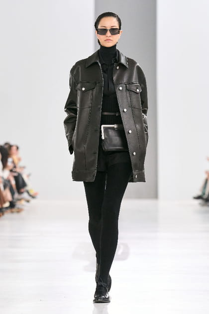Manteau et short en cuir noir aper&ccedil;us sur le d&eacute;fil&eacute; Max Mara