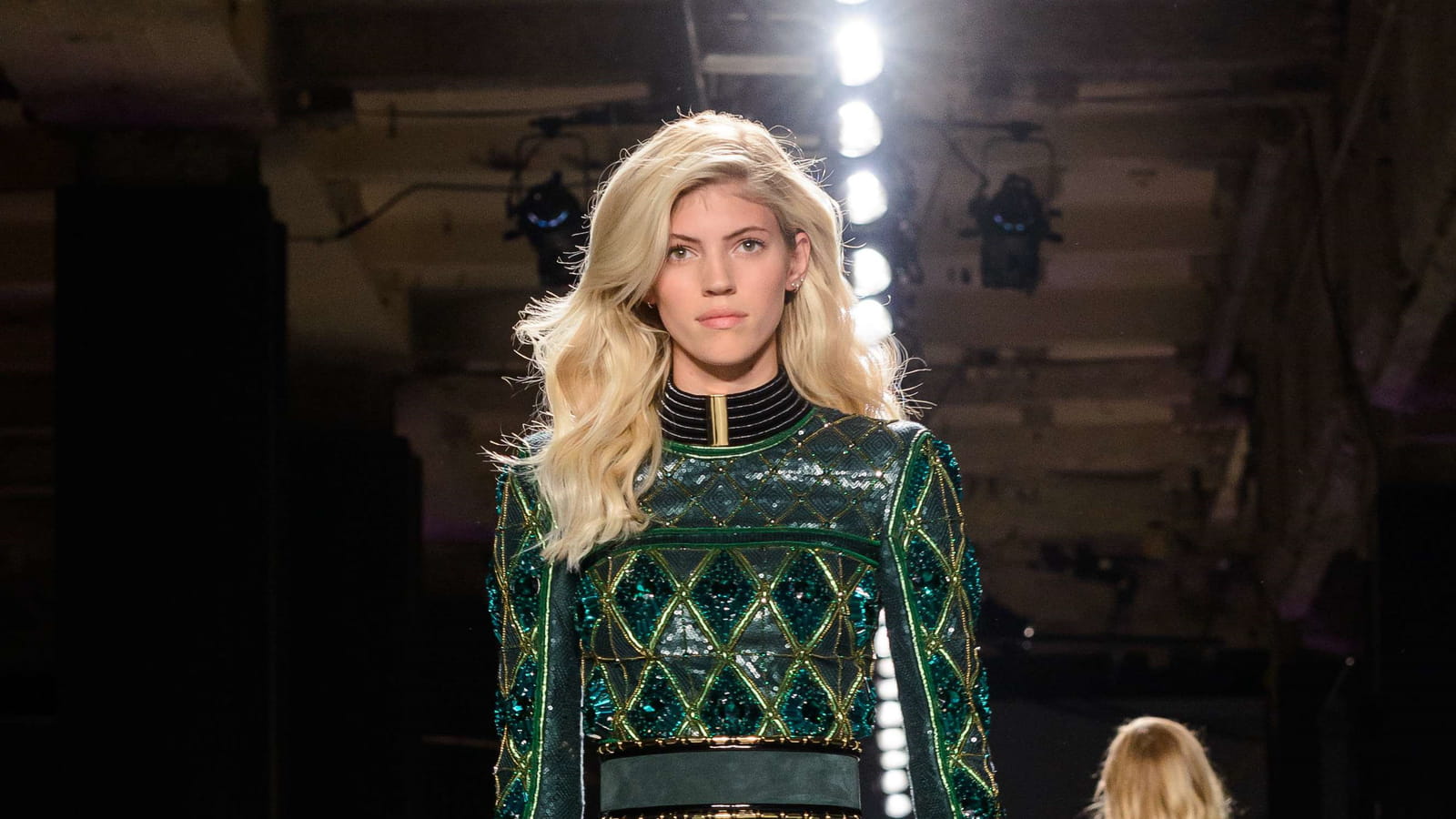 Devon Windsor au défilé H&M X Balmain
