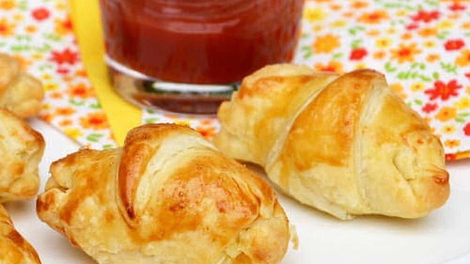 Petits croissants apéritifs saucisse et cheddar