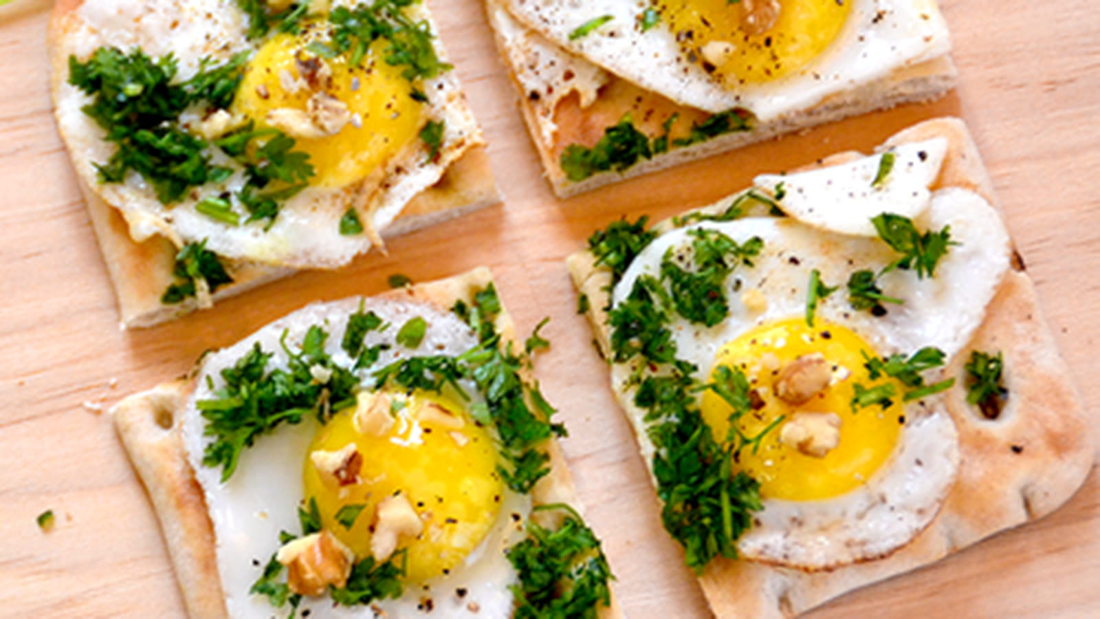 Toasts suédois aux oeufs de caille, cerfeuil et noix