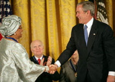 george w. bush en compagnie de la présidente du libéria ellen johnson-sirleaf en