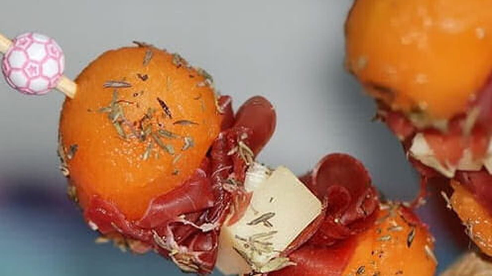 Brochettes de melon, jambon cru et fromage de brebis