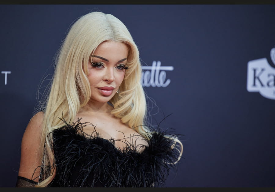 Les faux-cils ultra longs de Katja Krasavice