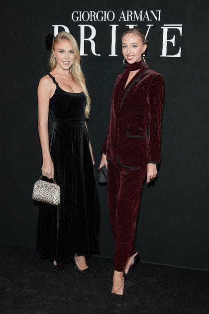 Maria Chiara de Bourbon en costume en velours rouge et Maria Carolina de Bourbon en robe noire au défilé Giorgio Armani Privé printemps-été 2024