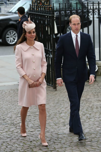 Kate Middleton en manteau rose poudr&eacute; Alexander McQueen et pochette assortie Prada