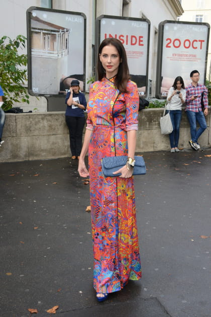 Frédérique Bel en longue robe imprimée