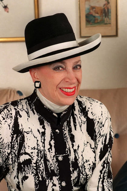 Geneviève de Fontenay en chapeau noir et blanc et cardigan arty