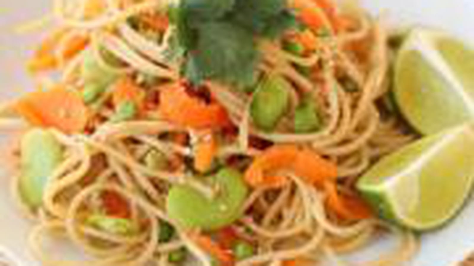 Nouilles sautées aux fèves, rubans de carottes et petits pois