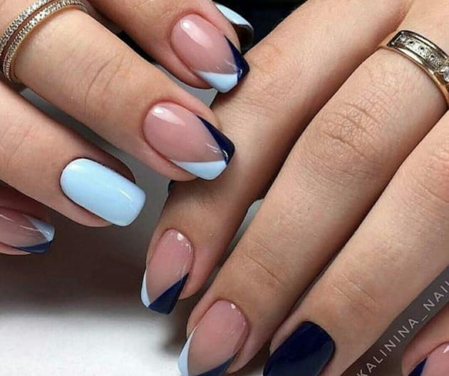 Un nail art avec avec du vernis bleu