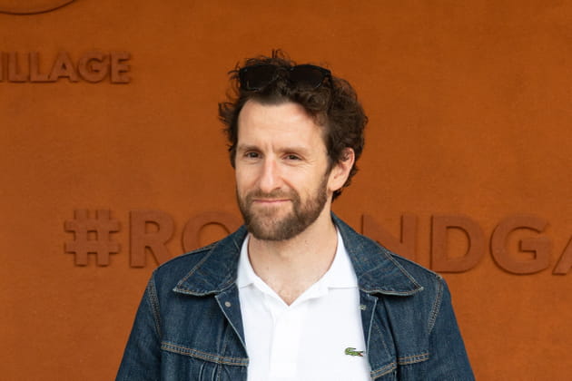 Pablo Mira pose au village de Roland-Garros