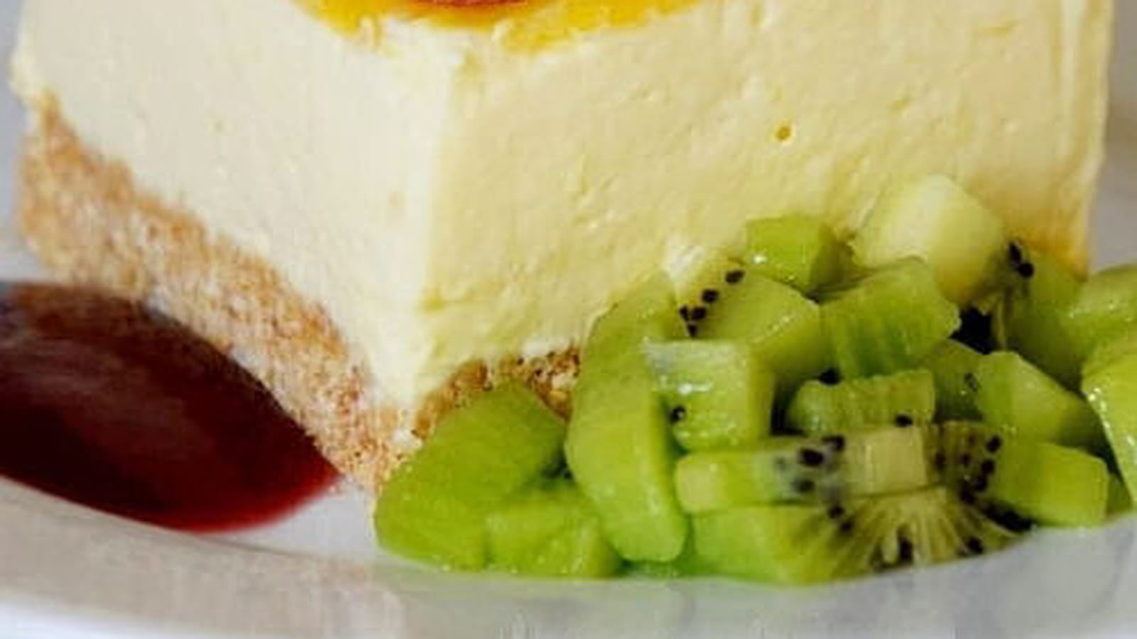 Bavarois à la mangue garni aux framboises