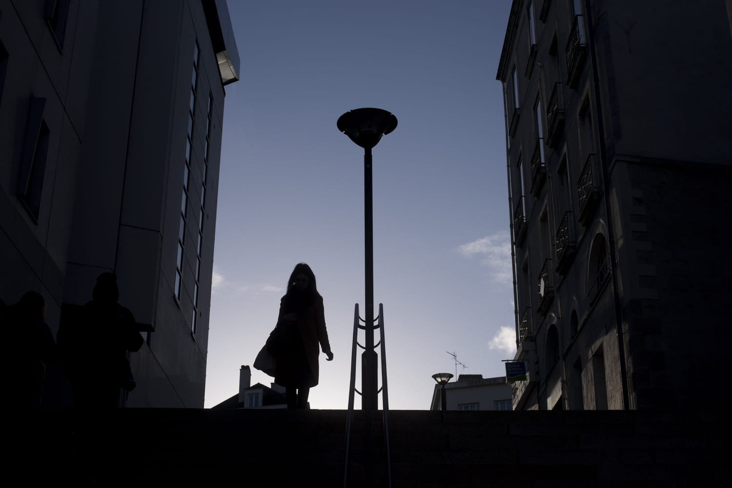 Seule dans la rue en couvre-feu ou confinement : l'angoisse