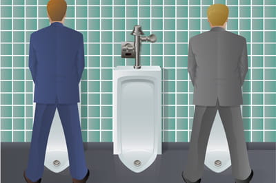 hommes urinent debout