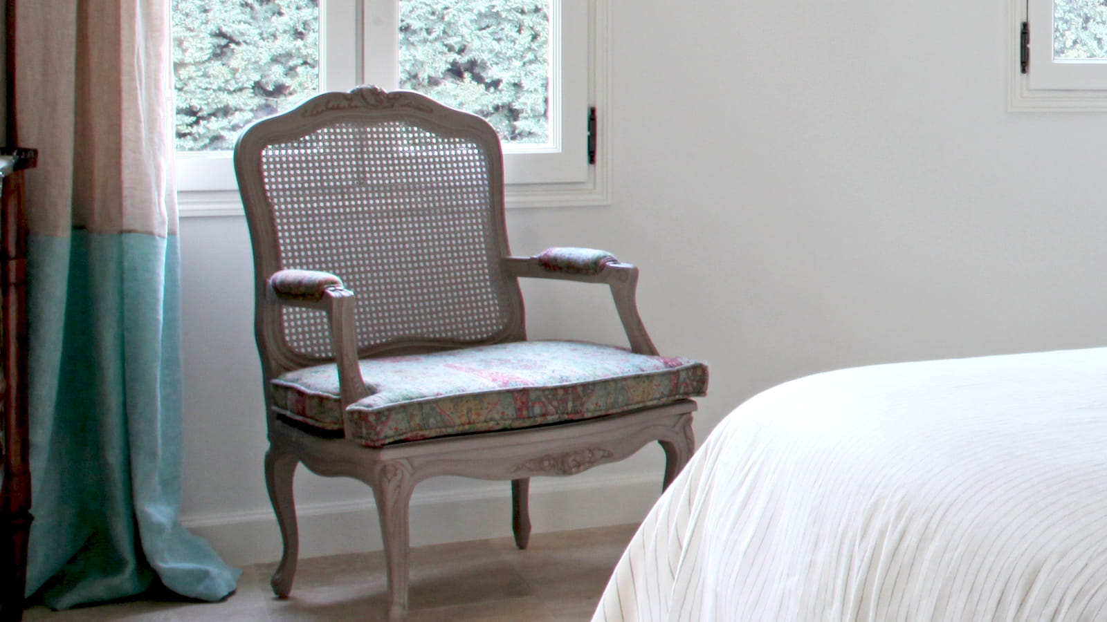 Chambre avec détails turquoises