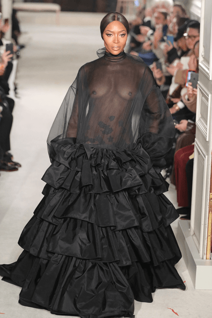 Naomi Campbell en robe noire transparente &agrave; volants