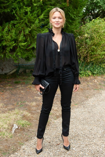 Virginie Efira en pantalon et chemise fluide