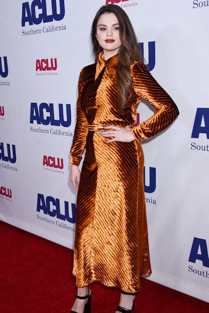 Selena Gomez en robe en velours ocre