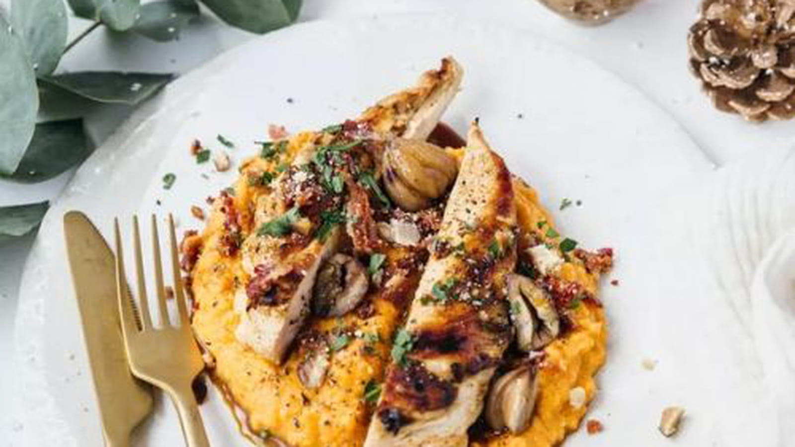 Blanc de poulet et sa purée de courge à la cannelle, brisure de poitrine fumée au sirop d’érable et châtaignes