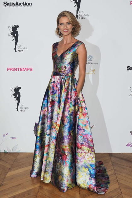 Sylvie Tellier en robe satinée multicolore
