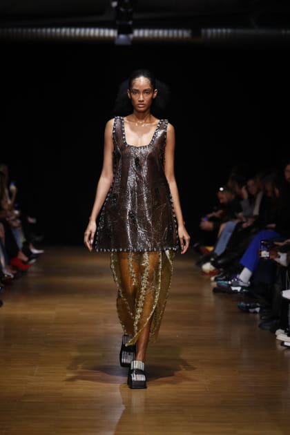 Robe chocolat et pantalon transparent aper&ccedil;us sur le d&eacute;fil&eacute; Maxivive